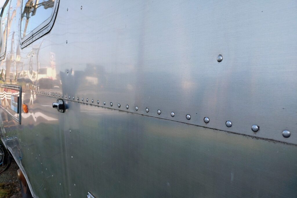 航空機由来のアルミモノコック構造を採用した中古エアストリームのリベット外板