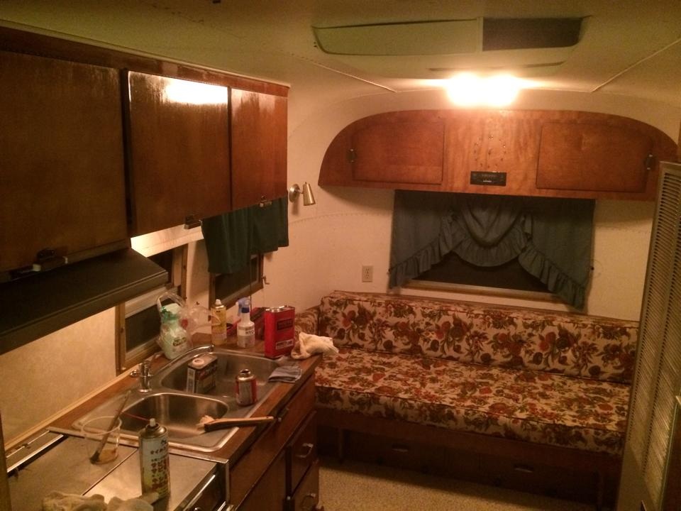 趣味の部屋として活用される中古エアストリームの室内空間