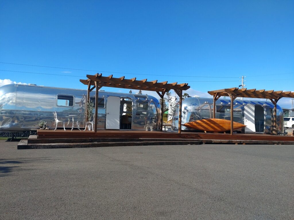 中古エアストリーム4台が並ぶレクビィ展示場の全景