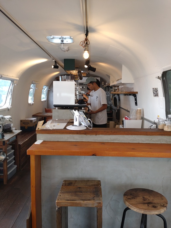 中古エアストリームを活用したカフェの店内空間