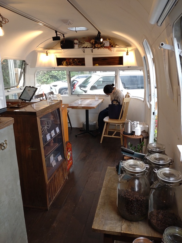 中古エアストリームカフェの客席スペースと落ち着いた店内
