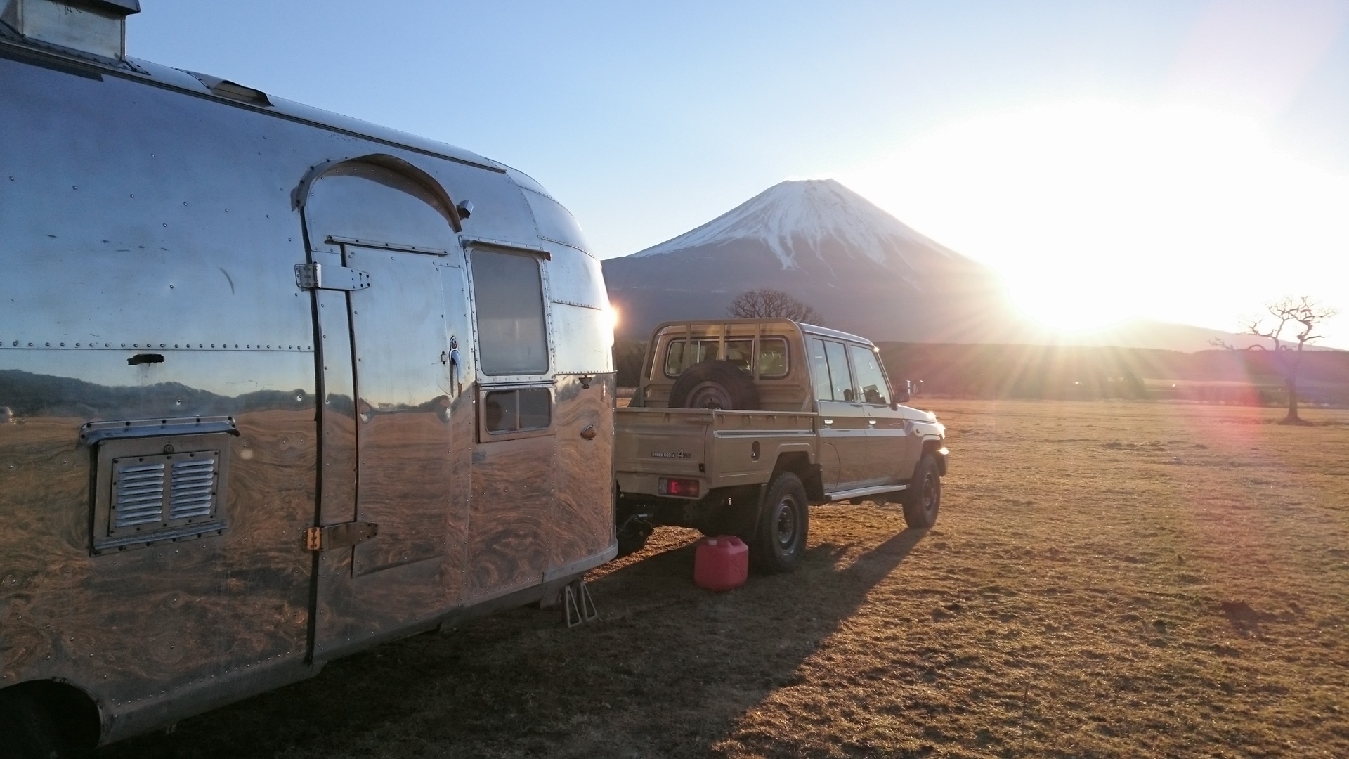 富士山を背景にしたアメリカ直輸入の中古ヴィンテージエアストリーム(Airstream)