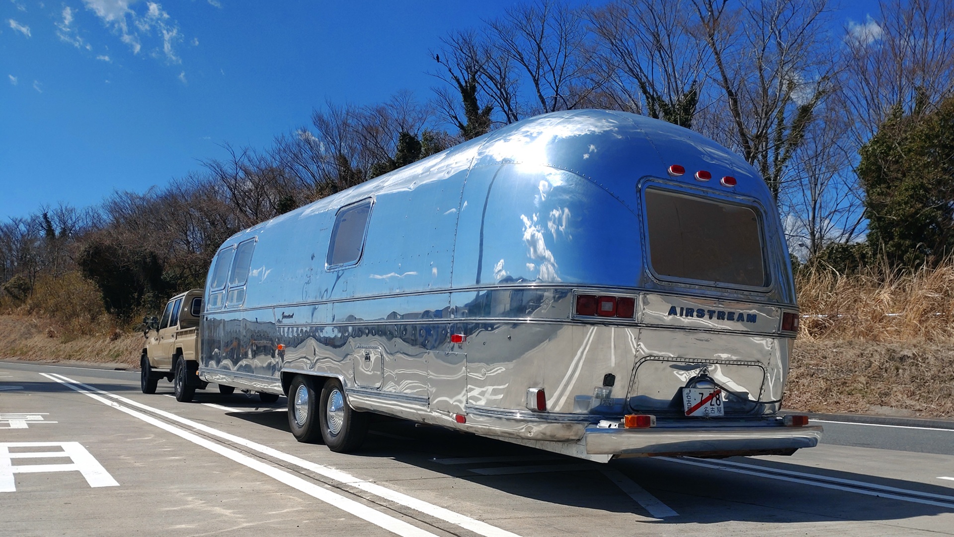 DKKがアメリカから直輸入した中古エアスリームを自社牽引で輸送する様子