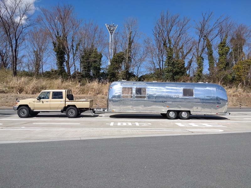 自社車両で中古エアストリームを搬送する様子